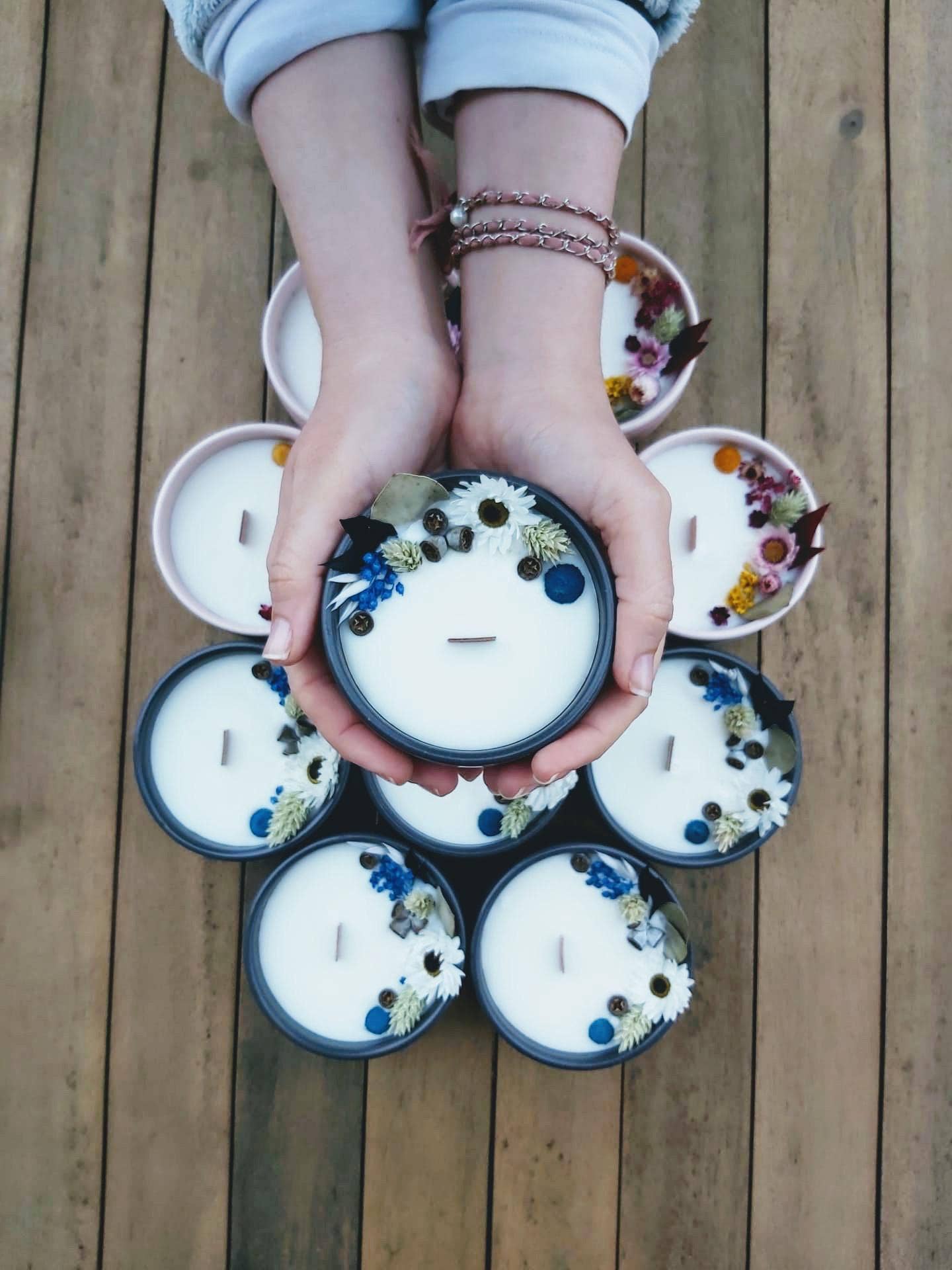 Saboaria da Sofia Duftkerze Blau mit echten Blüten / Jasmin 200 g