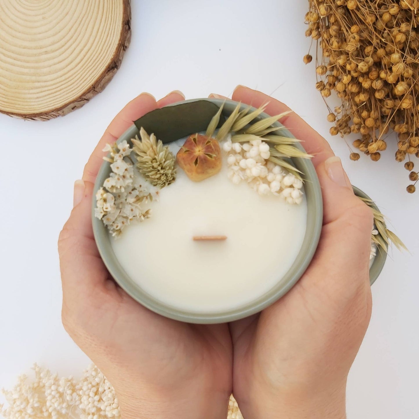 Saboaria da Sofia Duftkerze Grün mit echten Blüten / Zitronengras und Zitrone 200 g