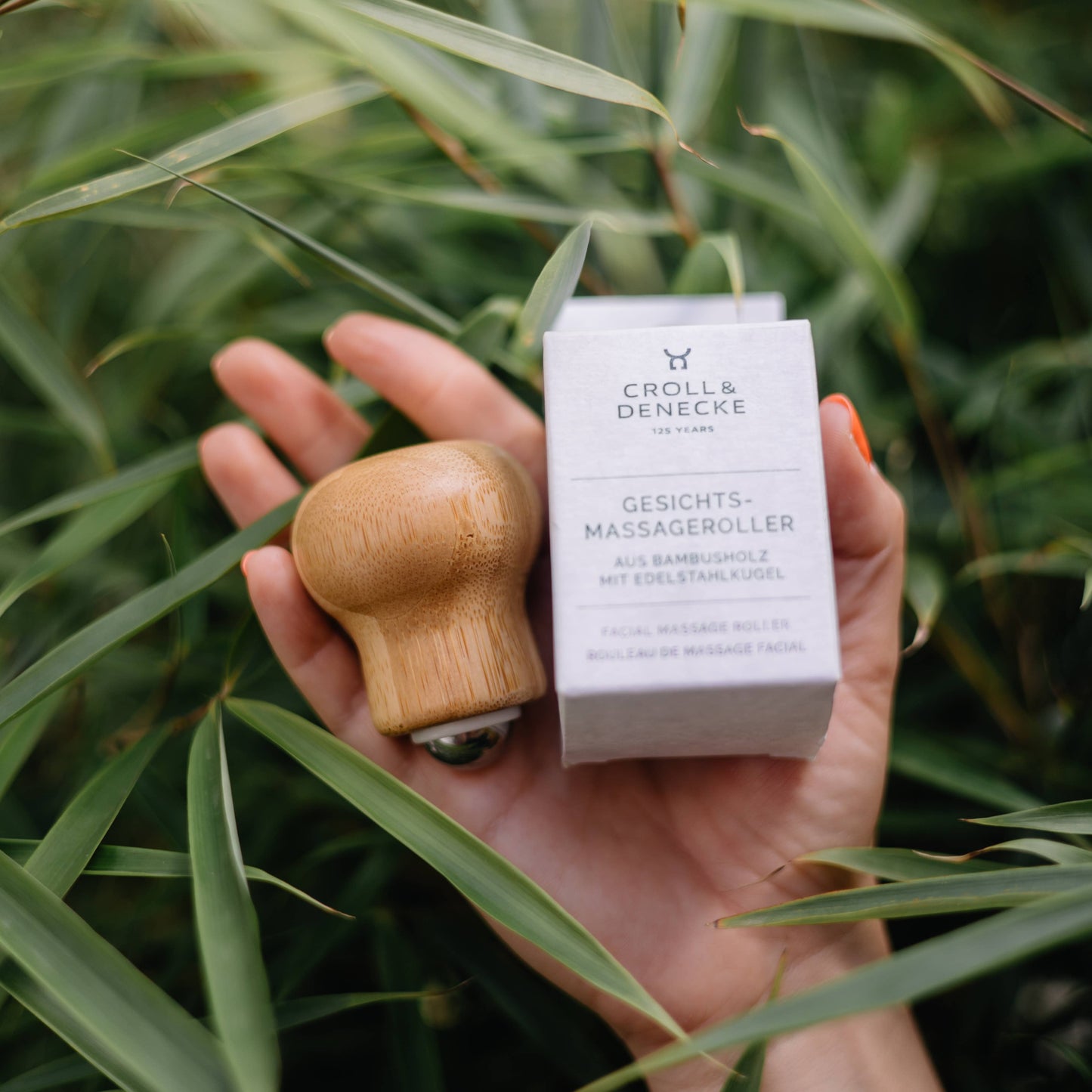 Croll & Denecke Gesichtsmassageroller mit Edelstahlkugel aus Bambusholz