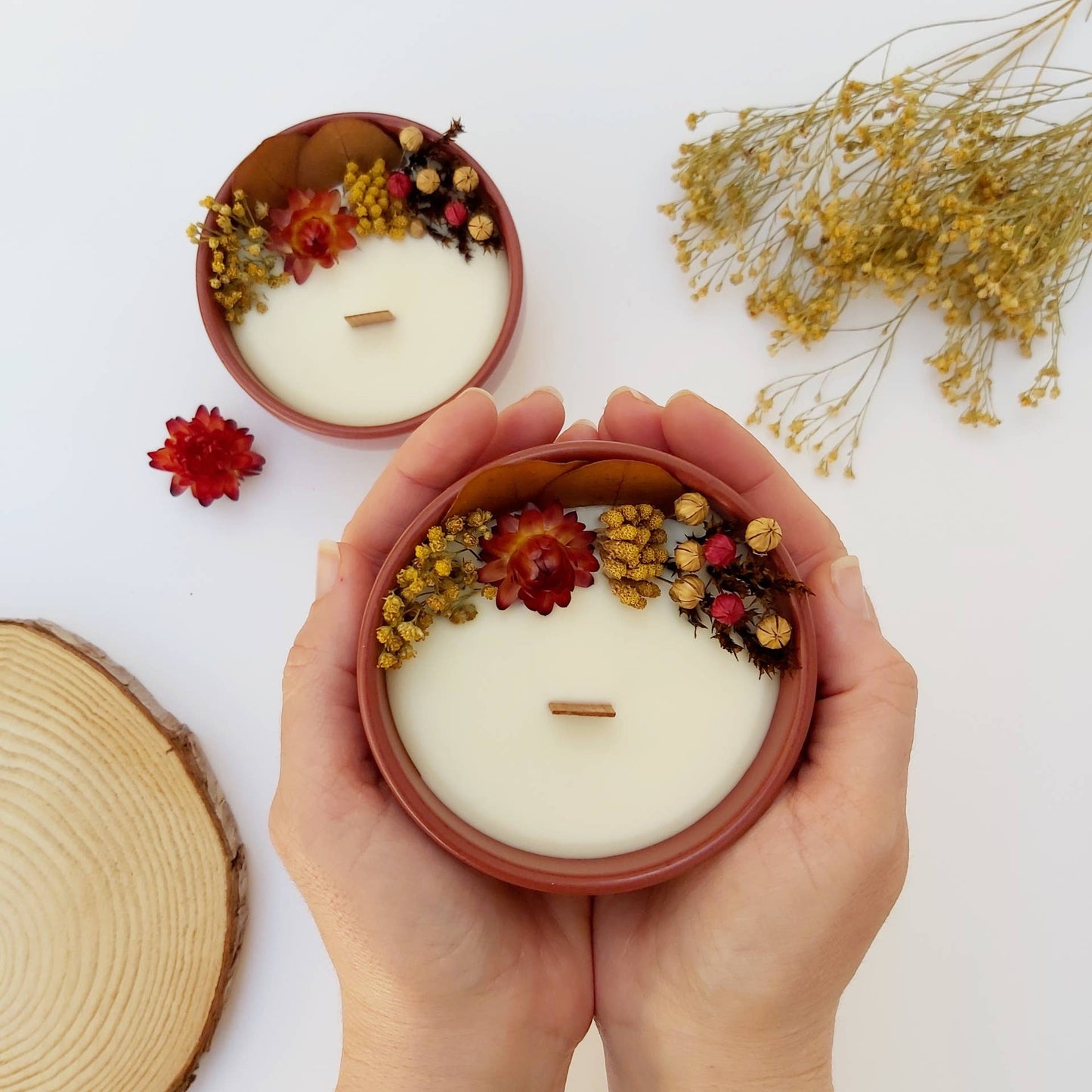 Saboaria da Sofia Duftkerze Rot mit echten Blüten / Apfel und Zimt 200 g