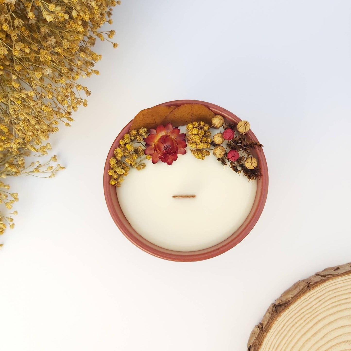Saboaria da Sofia Duftkerze Rot mit echten Blüten / Apfel und Zimt 200 g