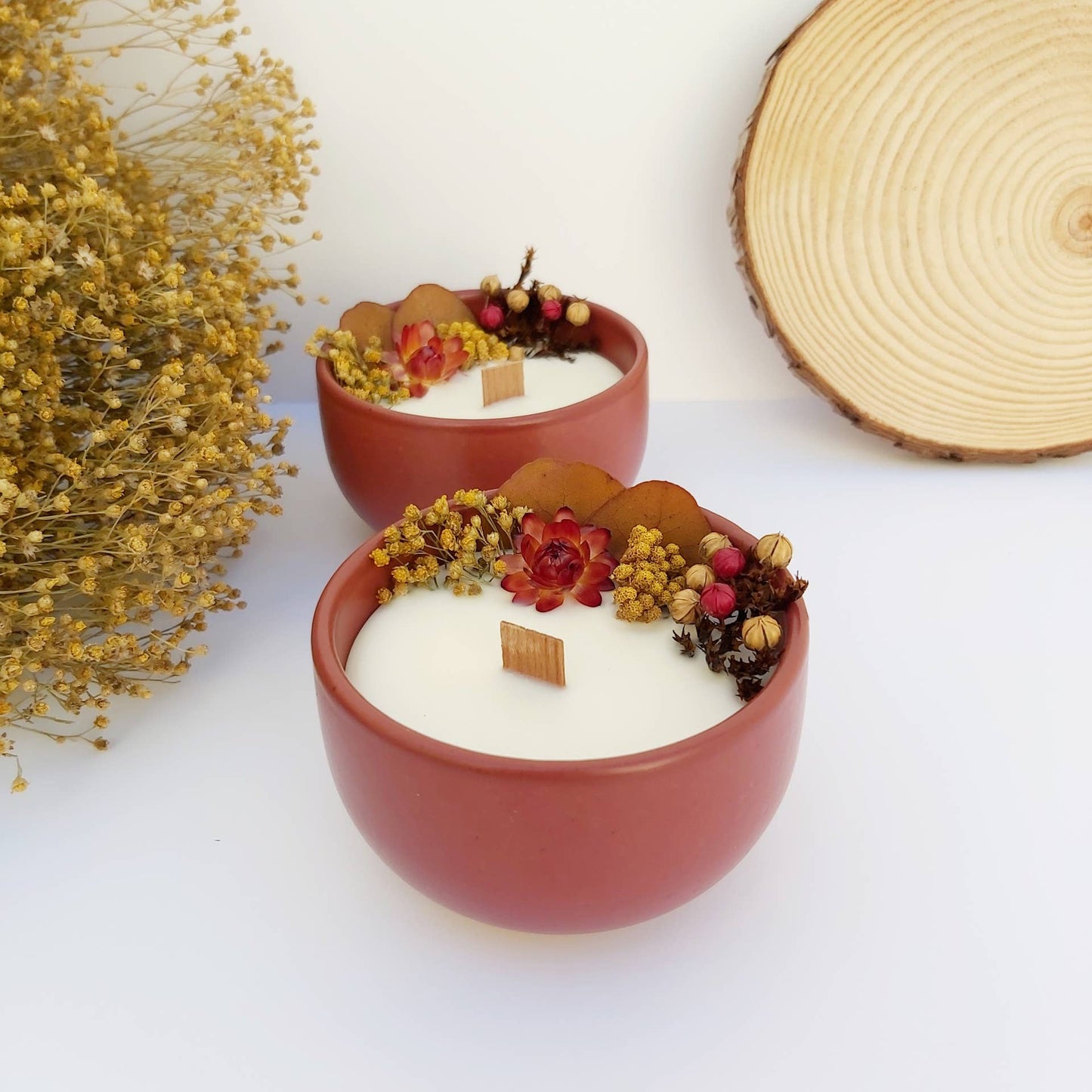 Saboaria da Sofia Duftkerze Rot mit echten Blüten / Apfel und Zimt 200 g