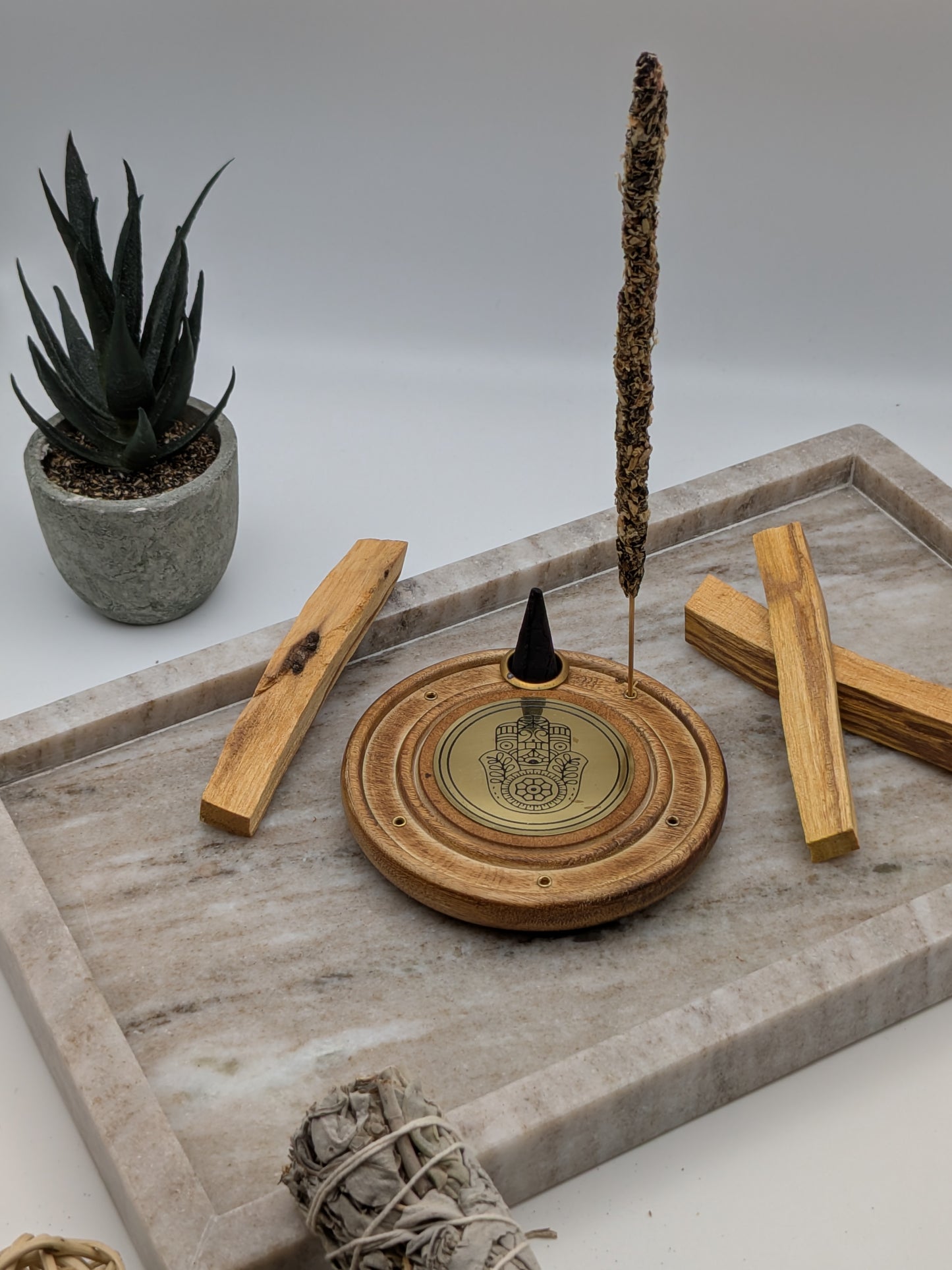 Green Tree Räucherhalter Hand der Fatima Natur aus Holz und Messing 10 cm