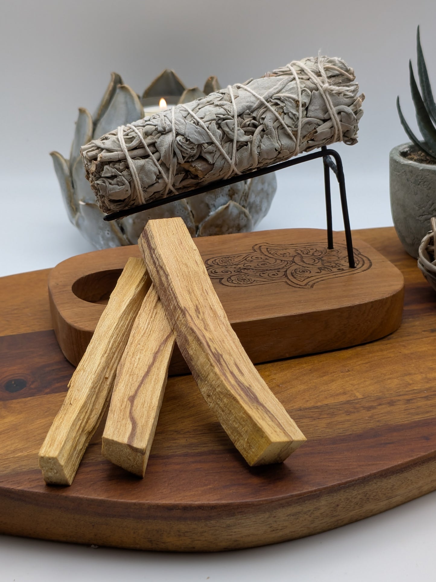 Räucherhalter Buddha Feng-Shui Creme Weißäucherhalter für Bündel und Palo Santo / Hand der Fatima aus Teakholz